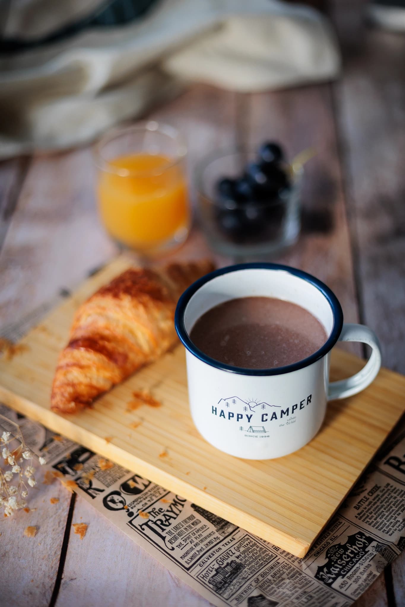 Tasse de chocolat accompagnée d'un croissant et d'un verre de jus d'orange