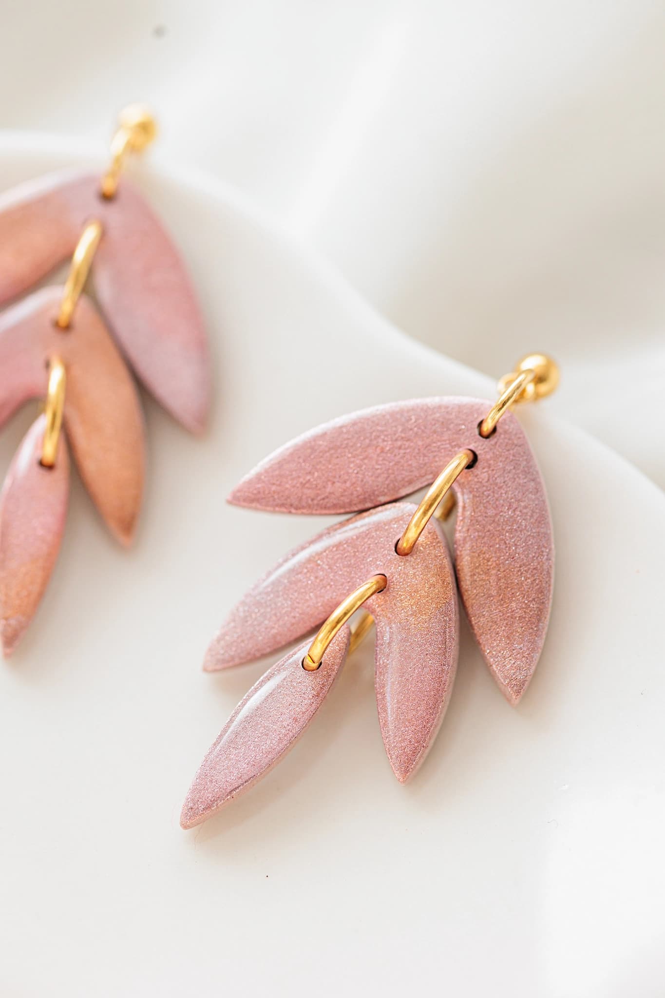 Paire de boucle d'oreilles rose en forme de feuille