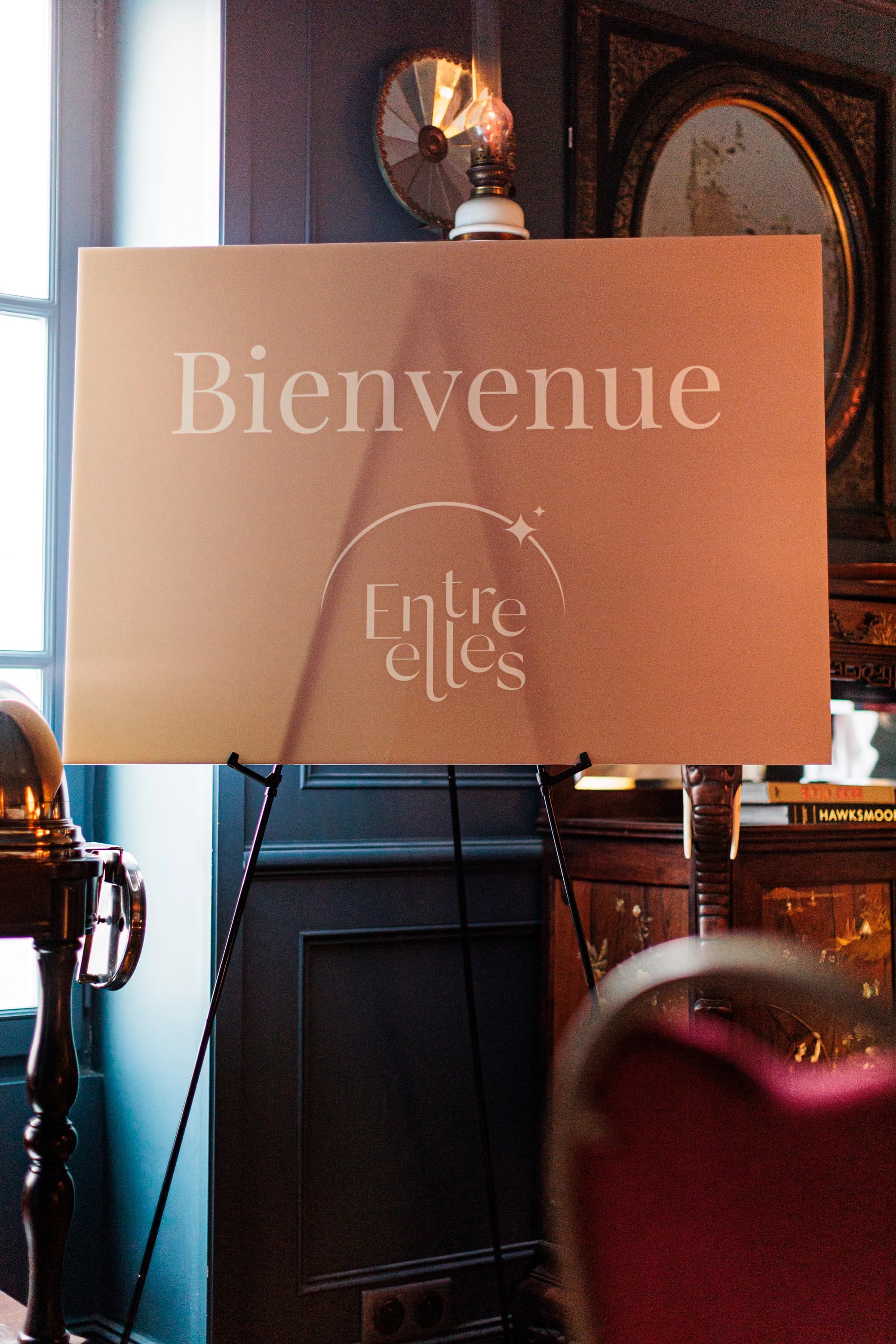 Panneau d'accueil de la première soirée Entre Elles