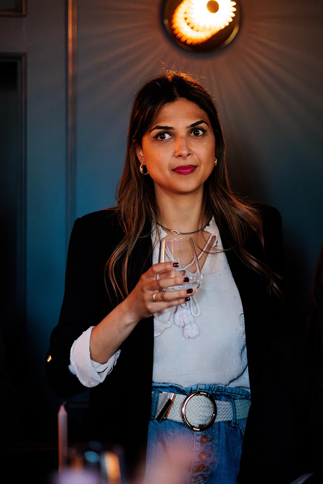 Femme, verre d'eau à la main, lors d'une soirée entre femmes
