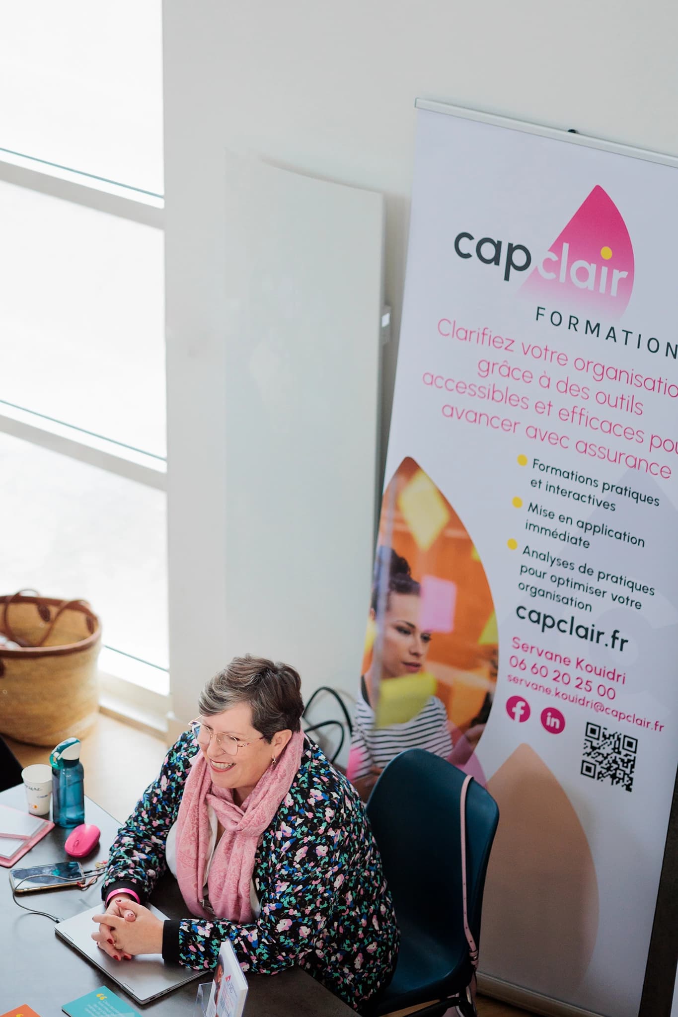 Entrepreneuse à son stand pendant le salon Femmes de Talent des Val d'Oisiennes