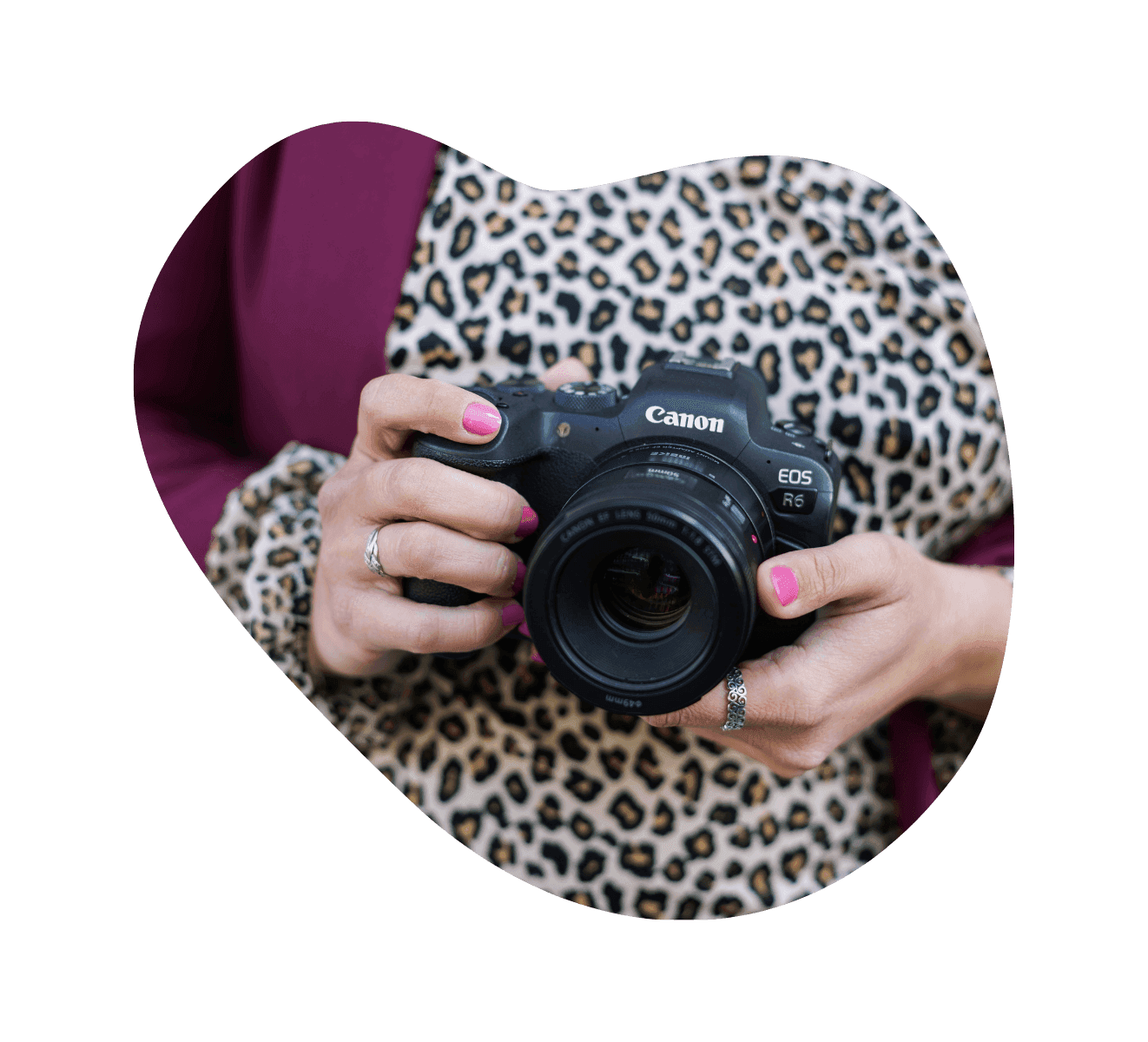 Laura Vandeville en train de photographier en extérieur, en lumière naturelle