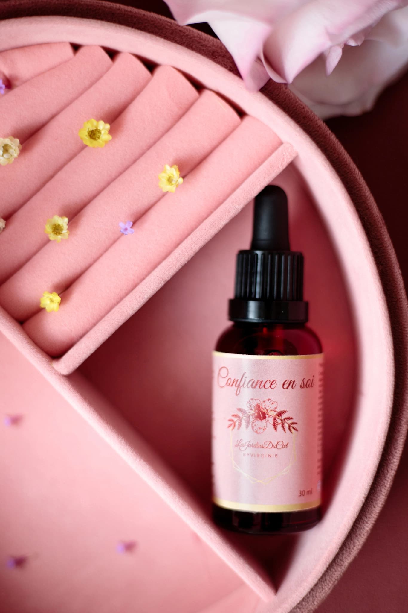 Flacon d'elixir floral disposé dans une jolie boite