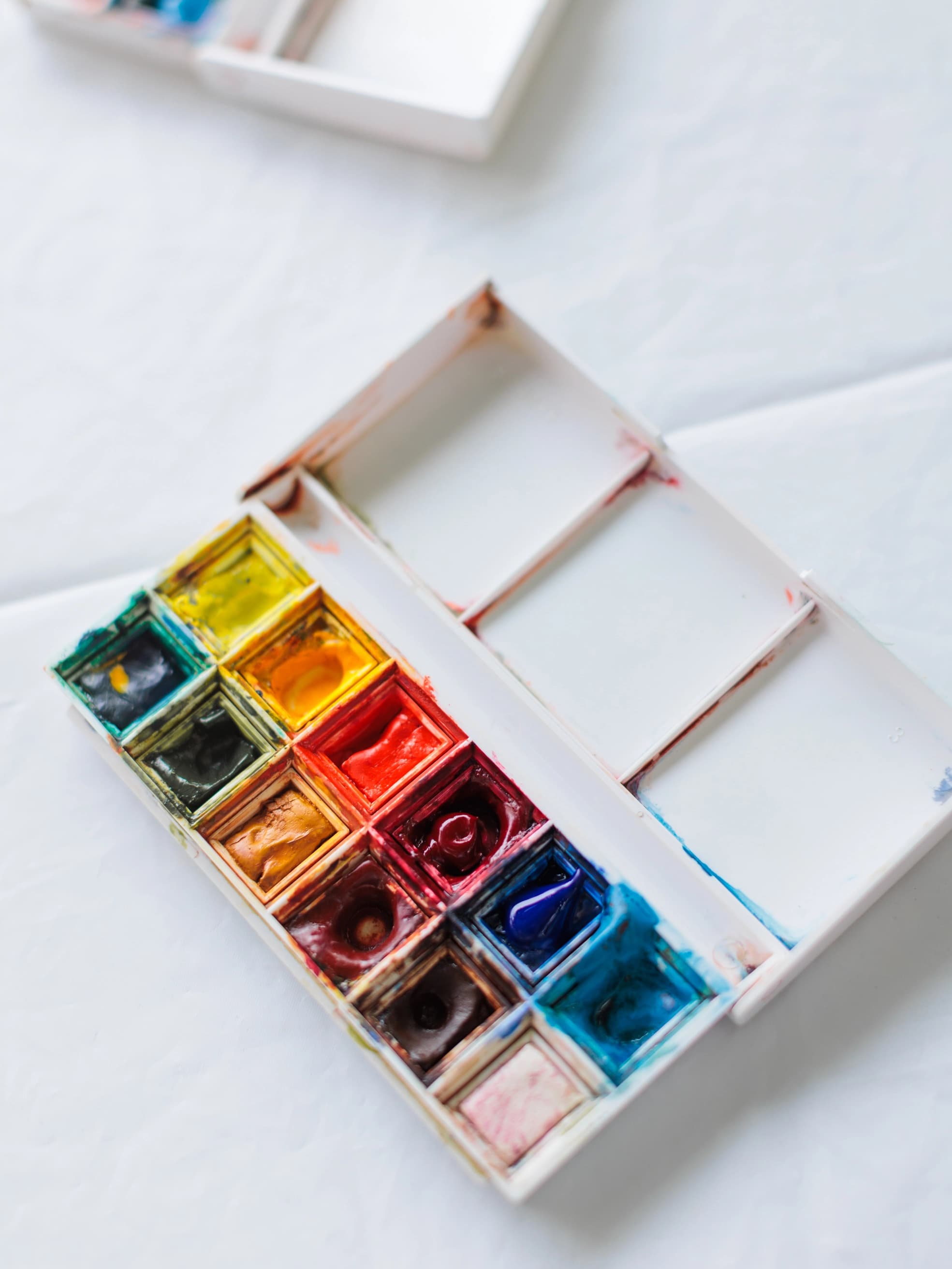 Palette d'aquarelle ouverte, matériel d'une artiste peintre
