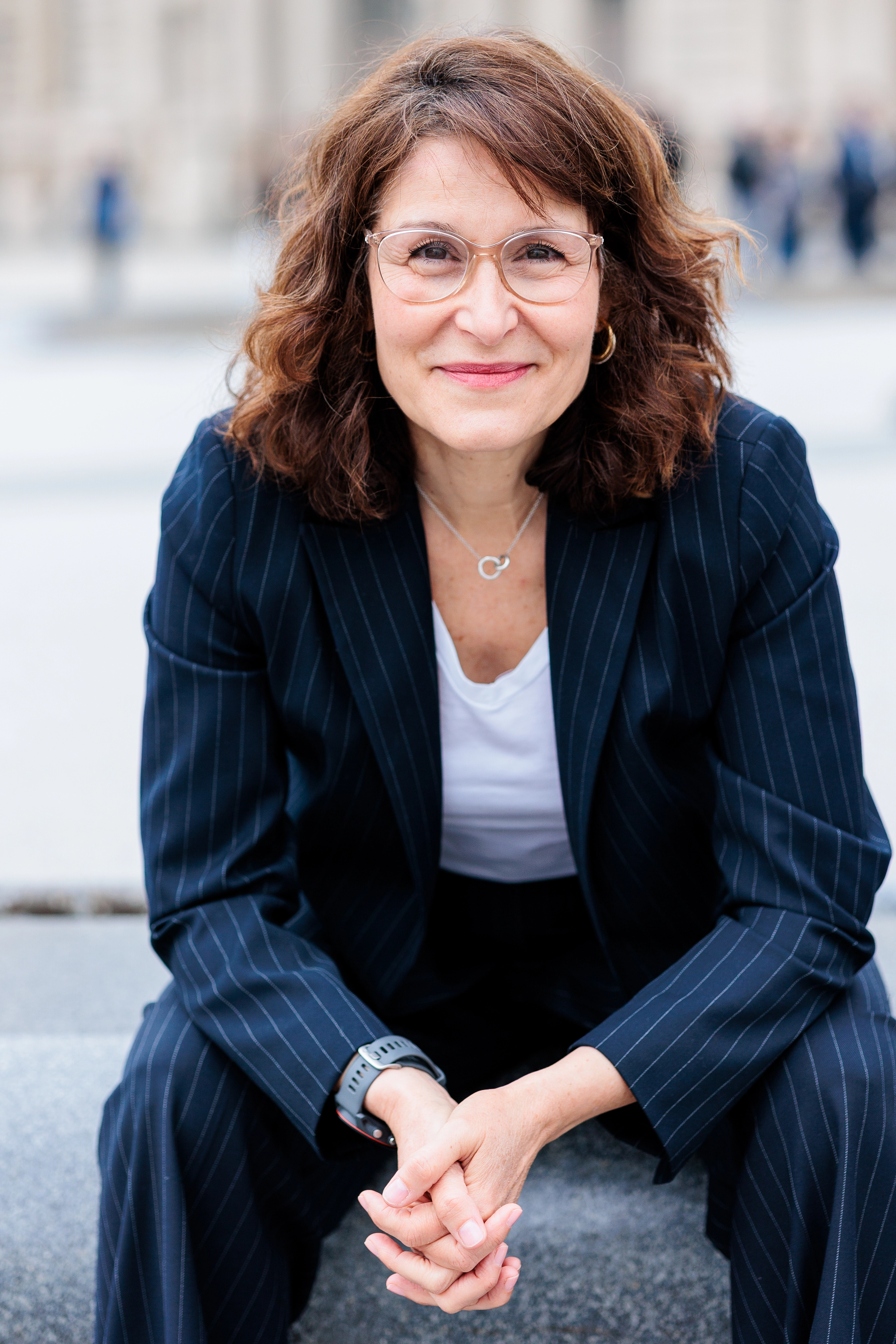 Portrait pro personal branding d'une entrepreneuse au Louvre