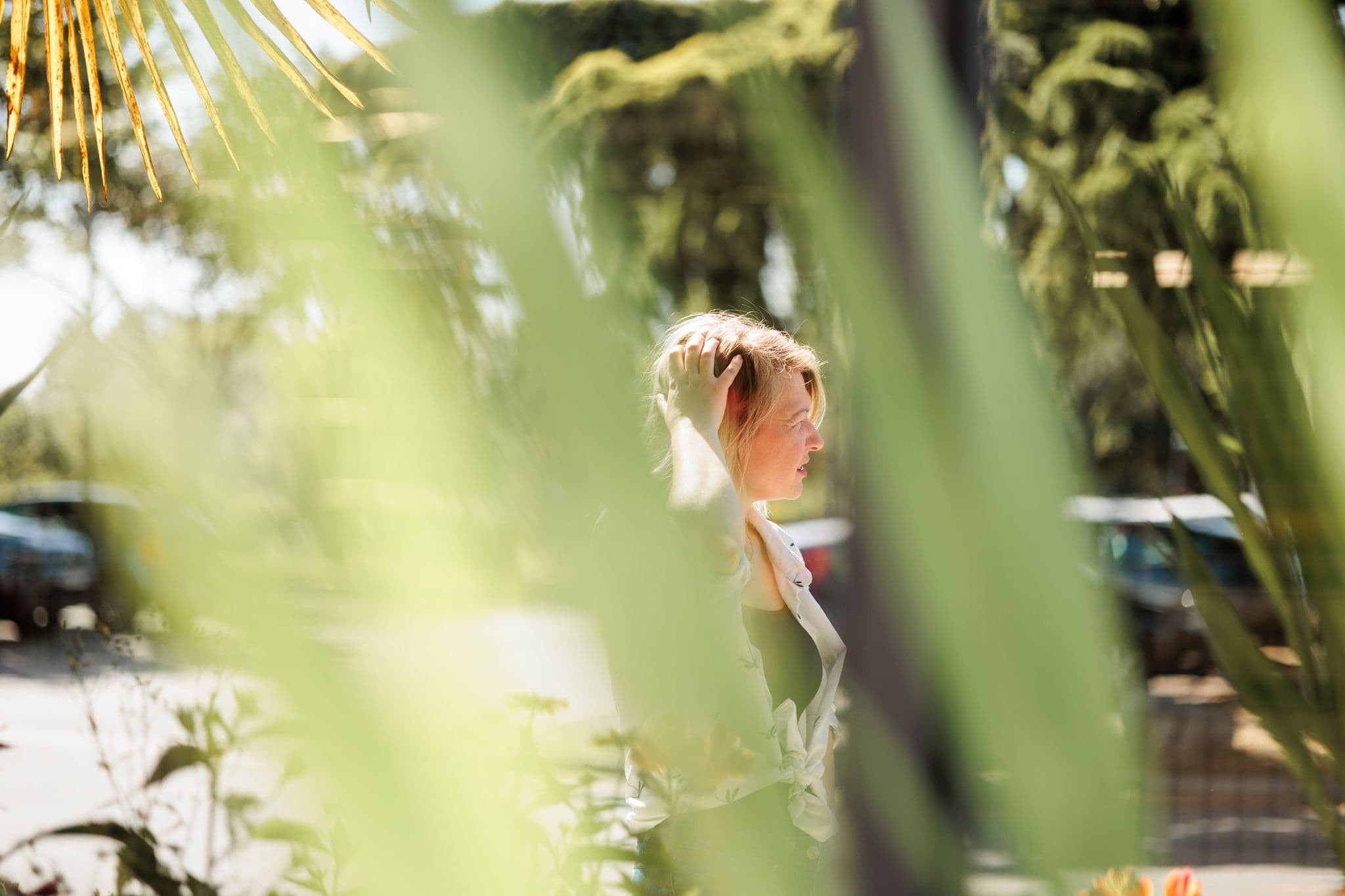 Jessica, éducatrice, photographiée en extérieur, en lumière naturelle