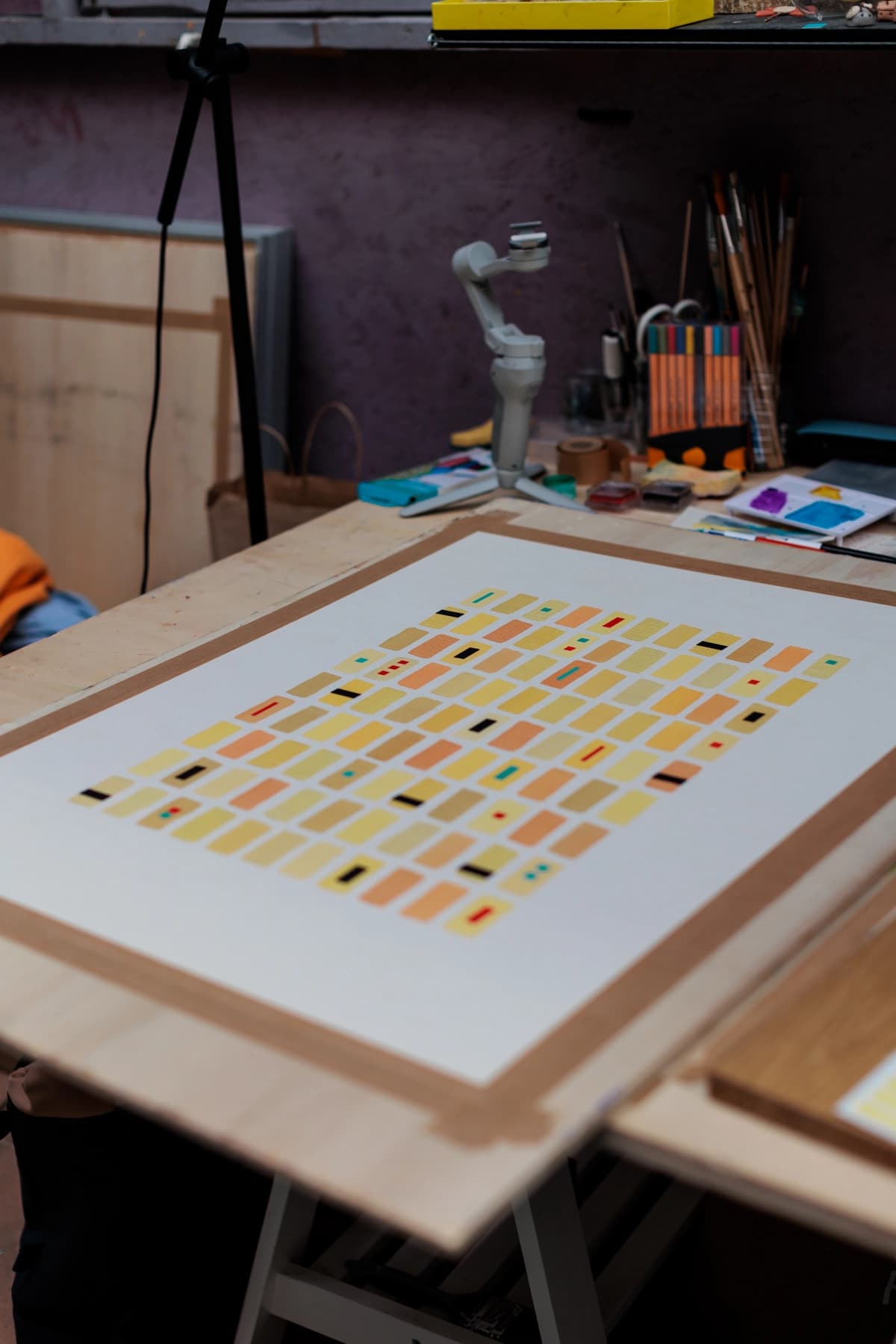 Table de travail d'un artiste, composition colorée en cours