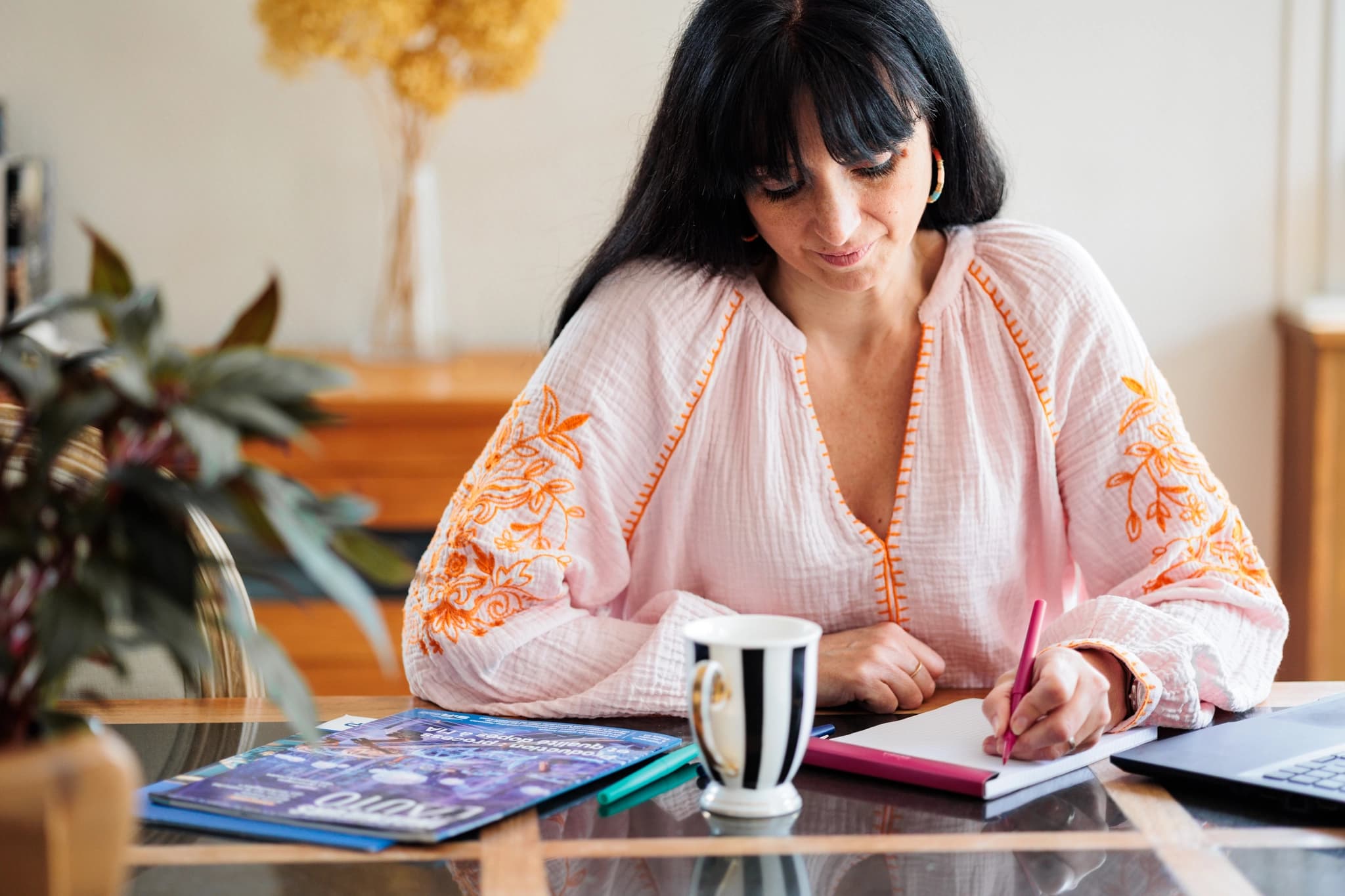 Séance personal branding d'une traductrice, assise qui écrit dans son carnet
