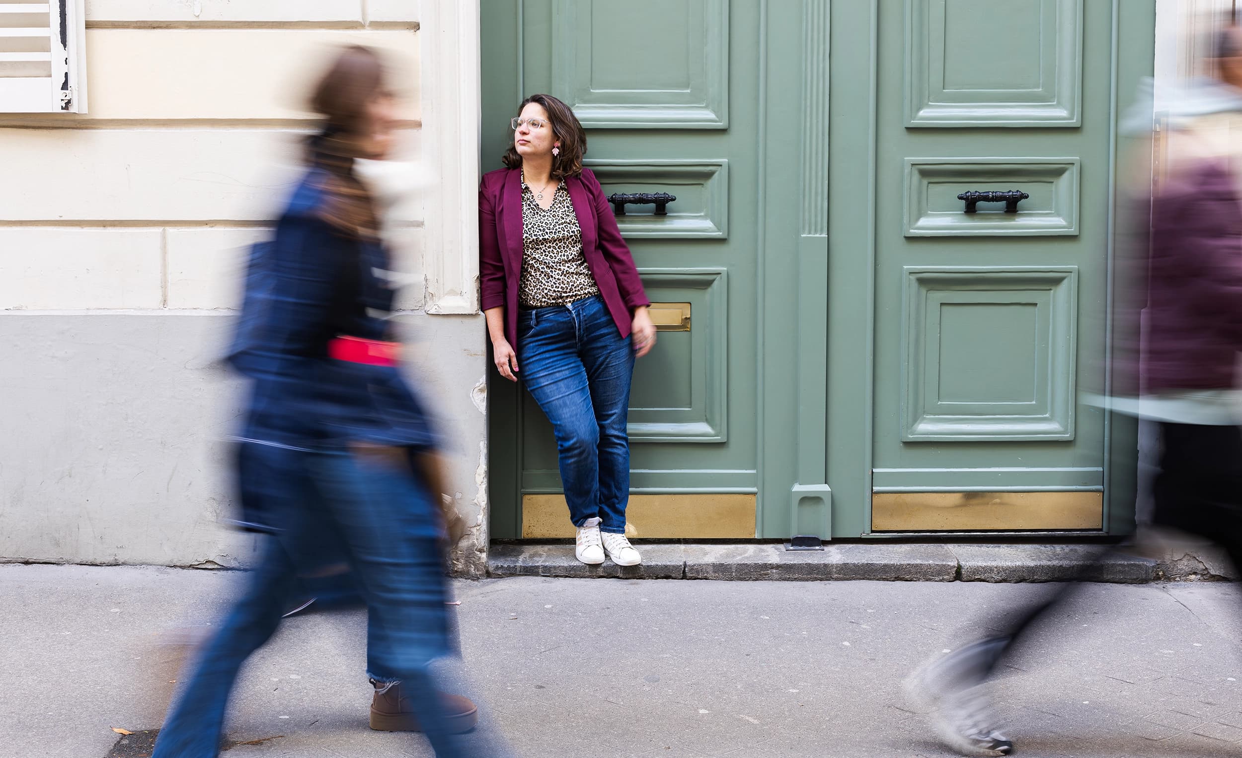 Portrait de Laura Vandeville dans les rues de Paris