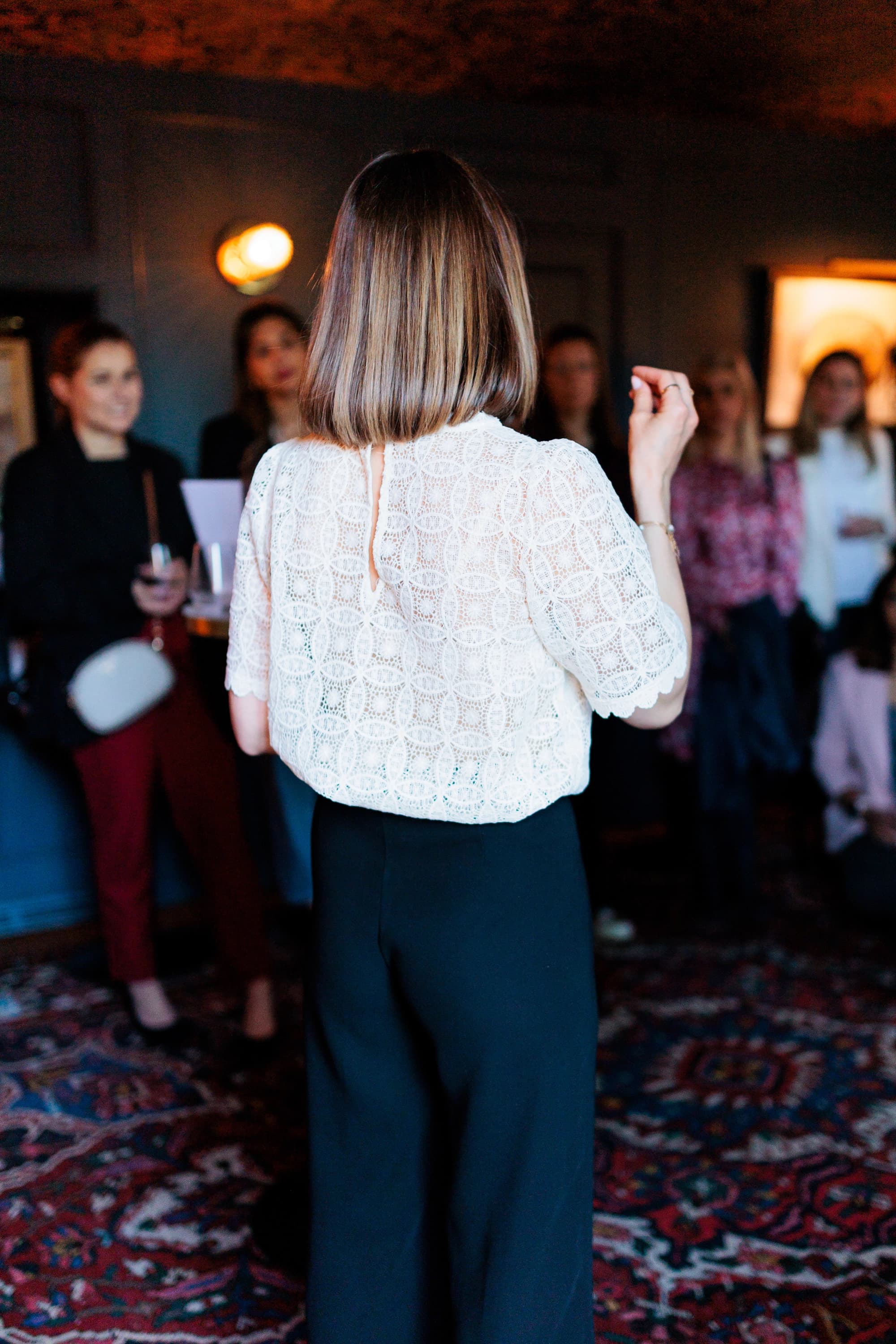 Entrepreneuse animant une soirée pour les femmes à l'Isle-Adam