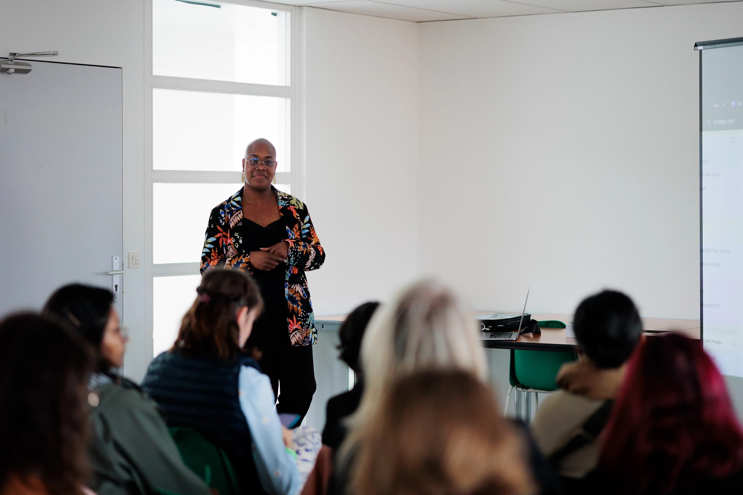 Reportage d'une conférence lors d'une conférence de Jennifer Anselme