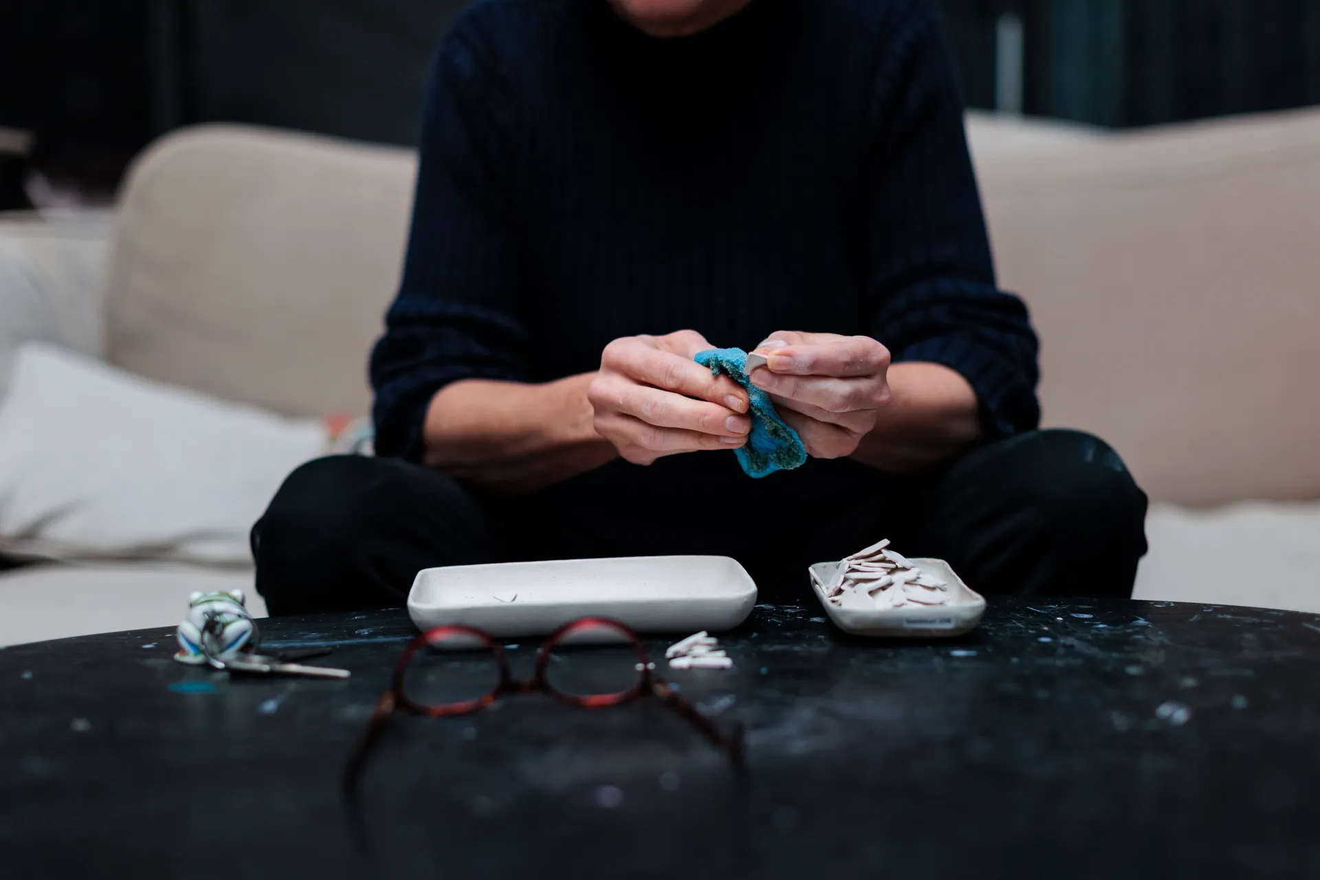 Les mains d'une céramiste au travail dans son atelier à Roubaix, reportage photo de métier